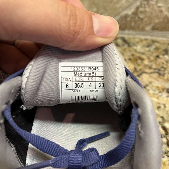 Women’s Brooks running shoes - Picture 5 of 6